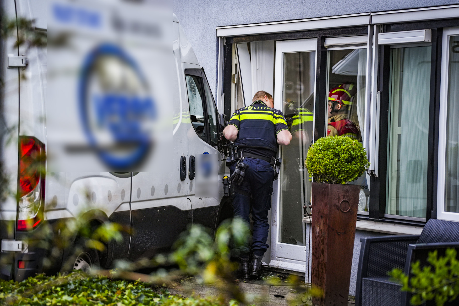 Bus van glazenzetter ramt seniorencomplex