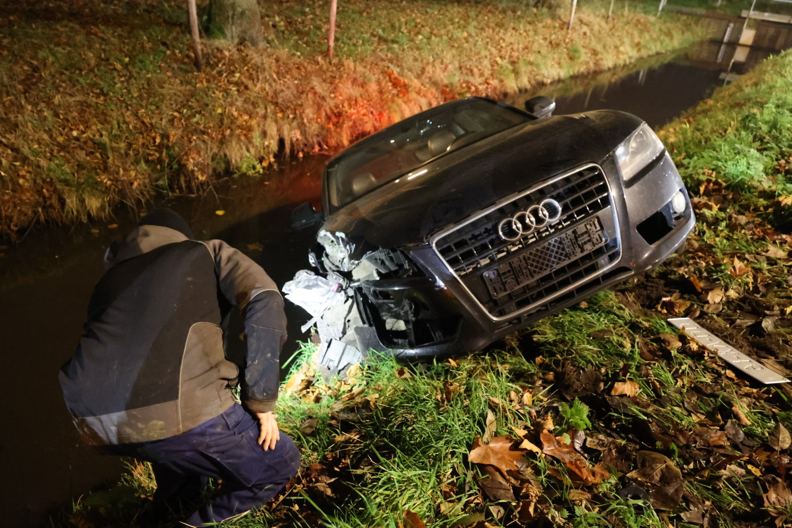 Auto botst achterop vrachtwagen na uitwijken voor object