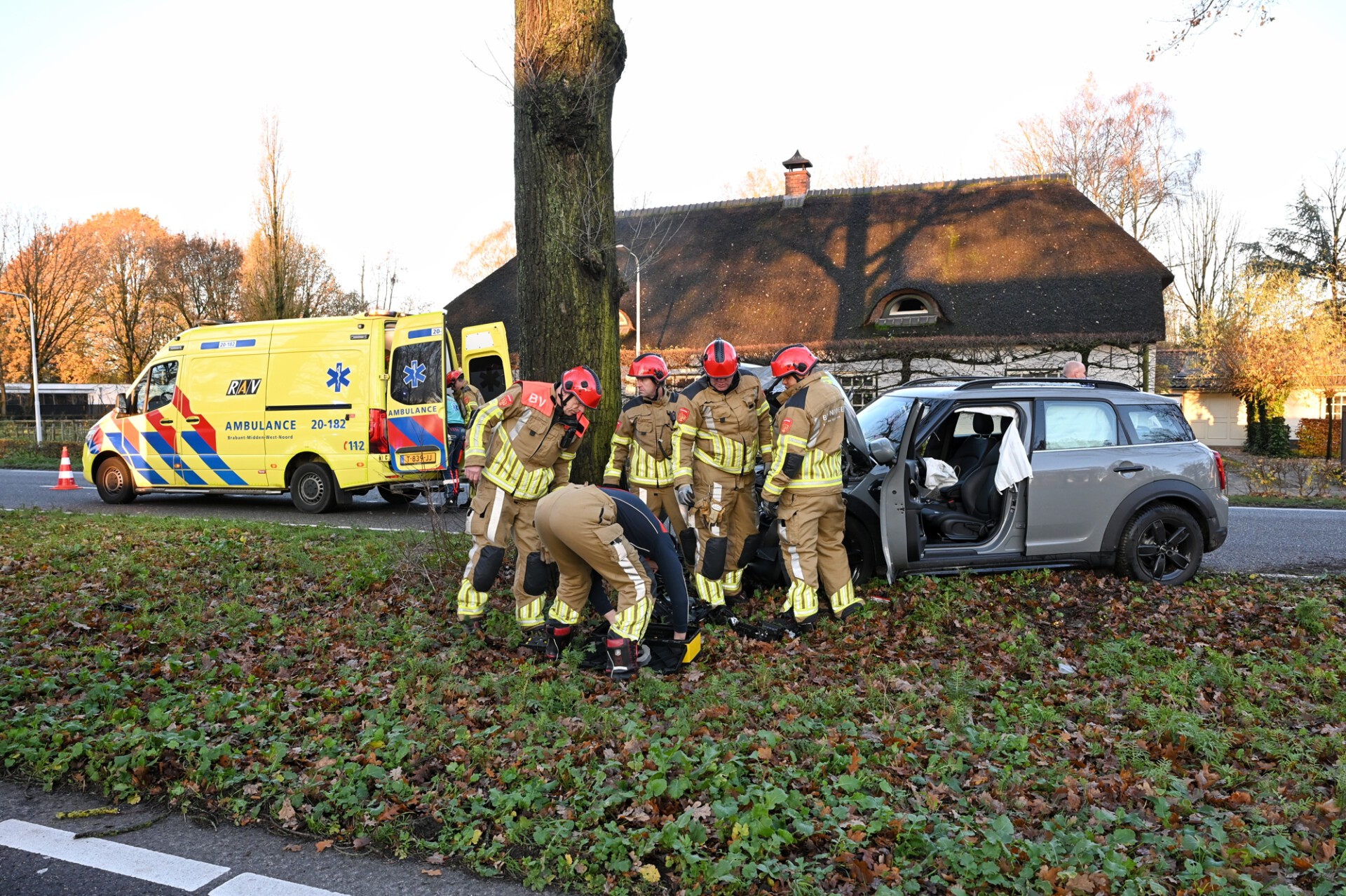 Zwaargewonde Nadat Auto Tegen Boom Botst - 112Brabant