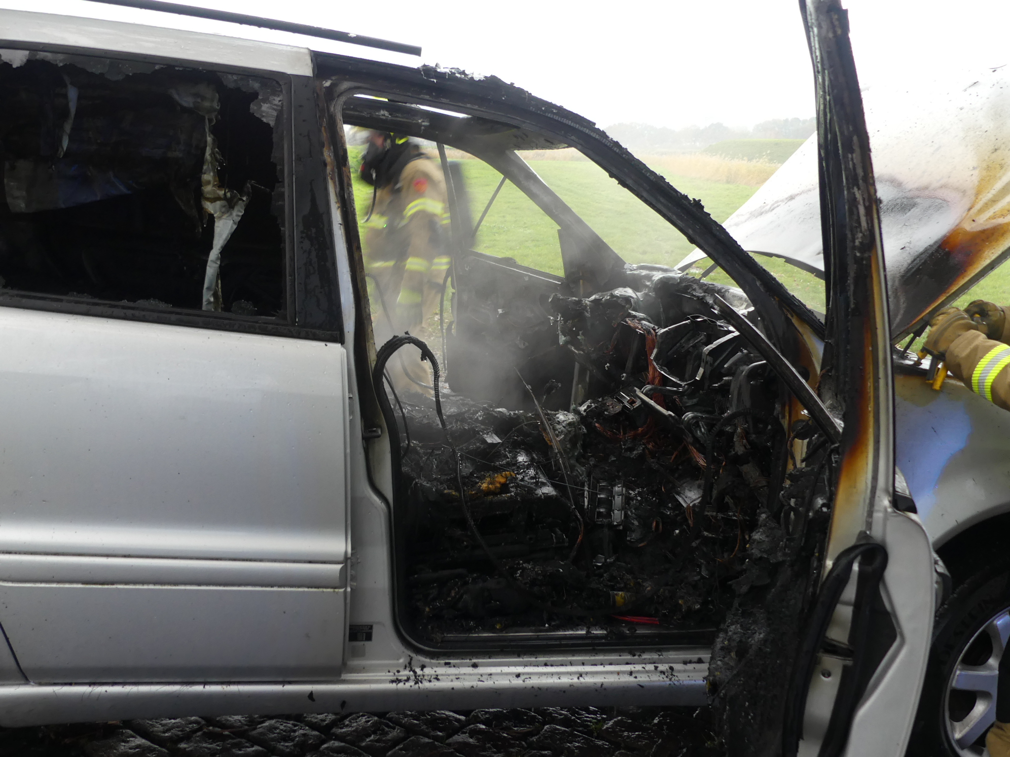 Auto vliegt tijdens het rijden in brand