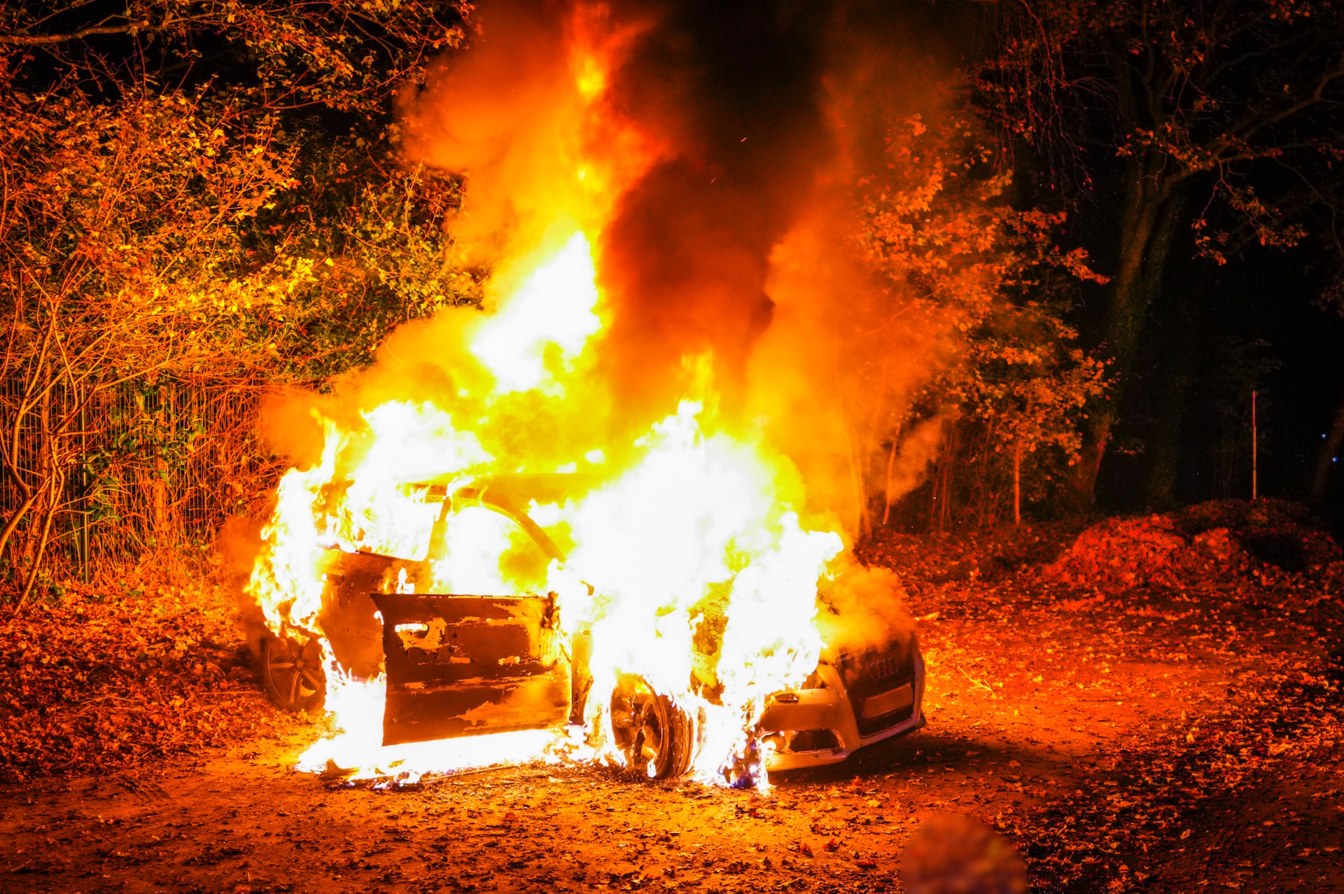 Gedumpte auto volledig uitgebrand