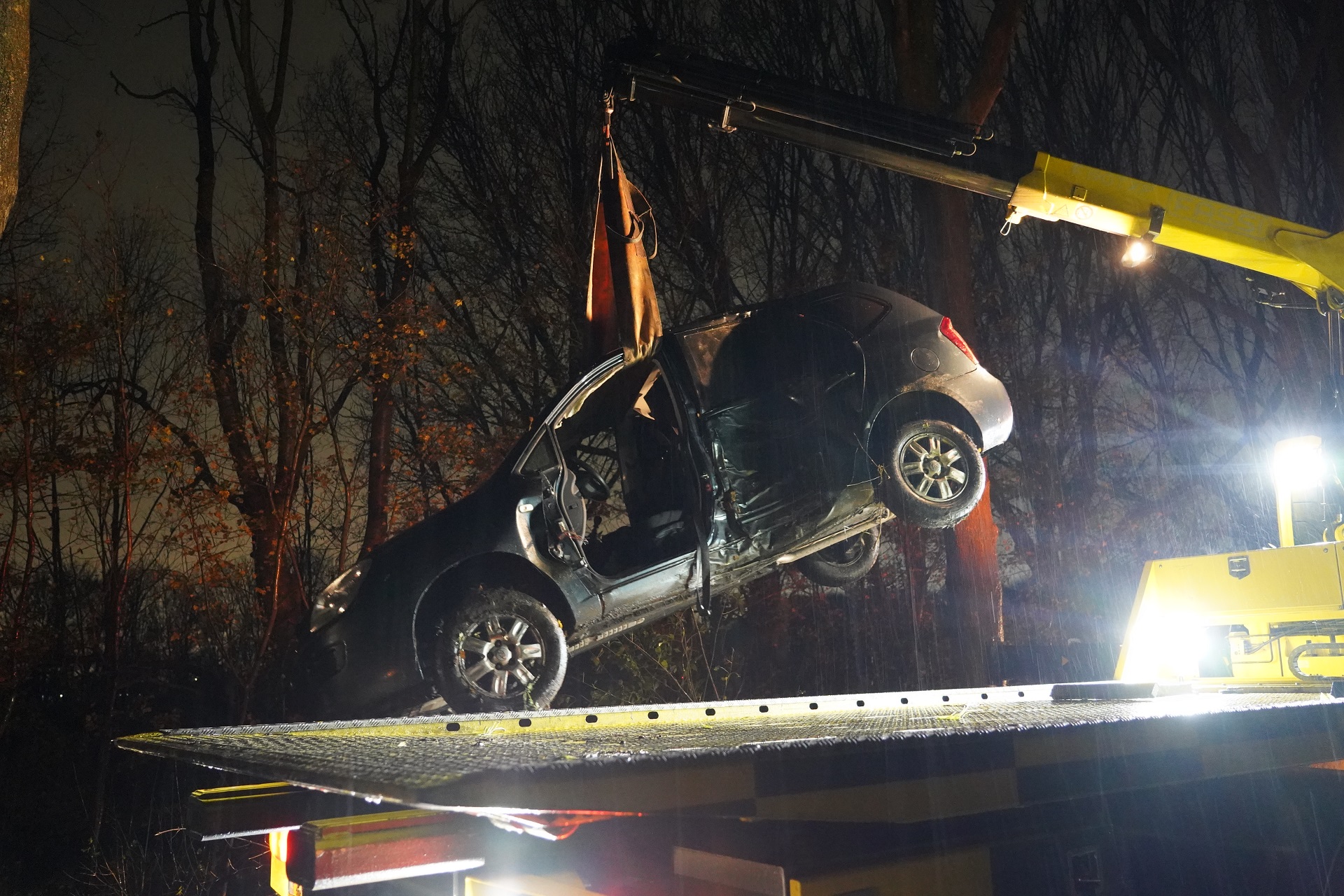 Automobilist ernstig gewond na botsing tegen boom