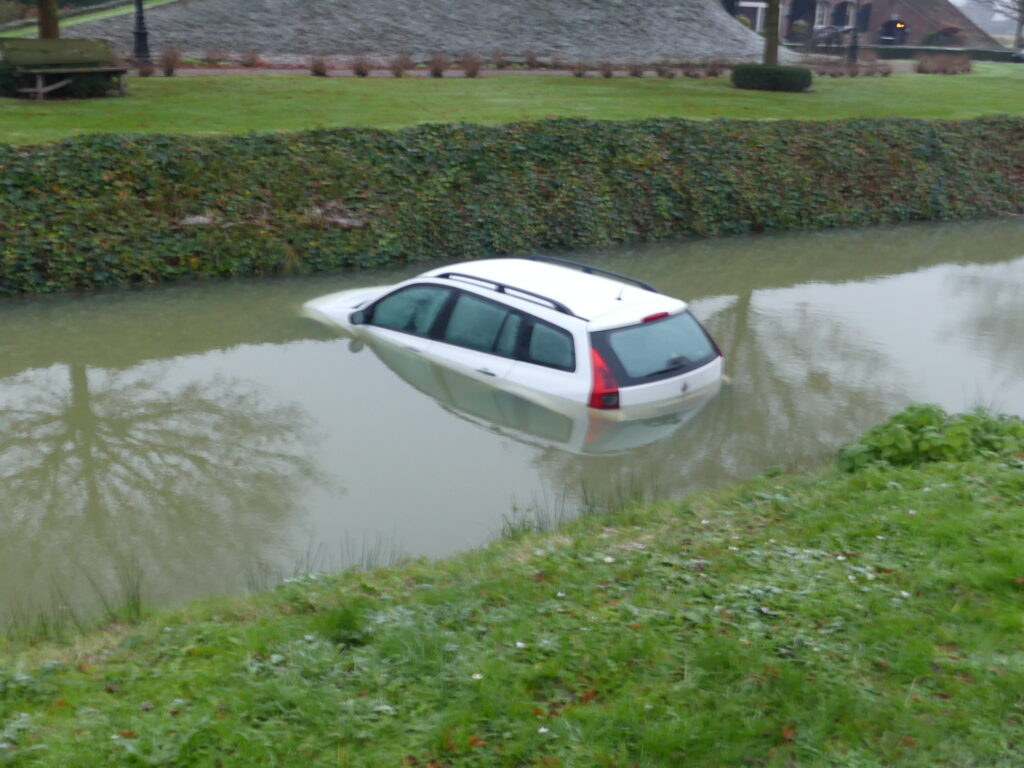 Auto Rolt Water In Na Vergeten Handrem, Hulpdiensten Groots Uitgerukt ...