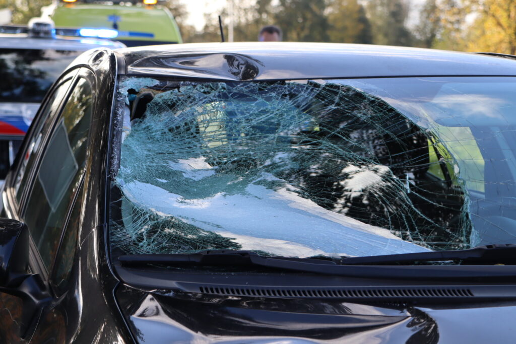 Fietsster Belandt Op Voorruit Van Auto Na Aanrijding - 112Brabant