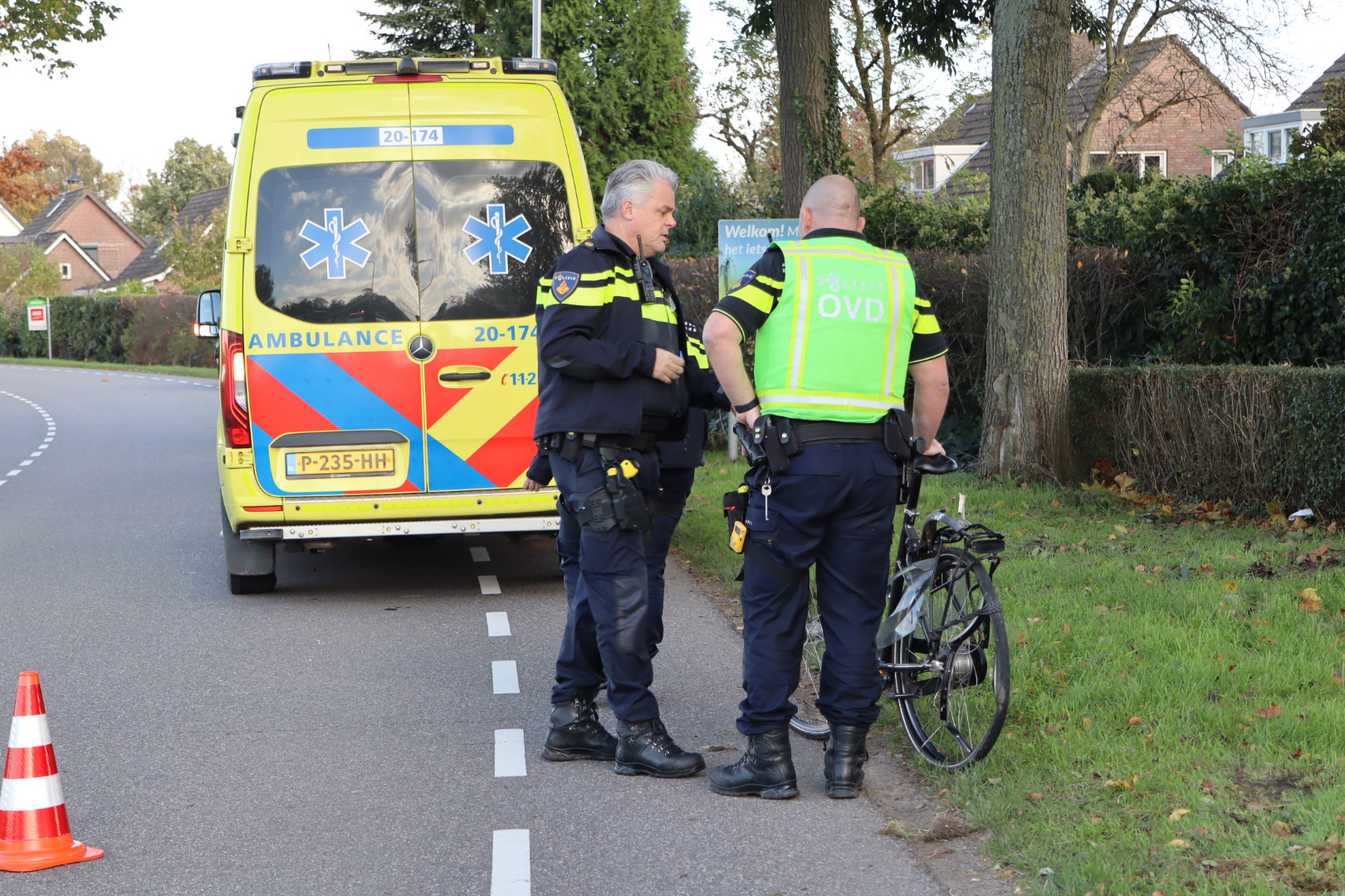 Fietsster Belandt Op Voorruit Van Auto Na Aanrijding - 112Brabant