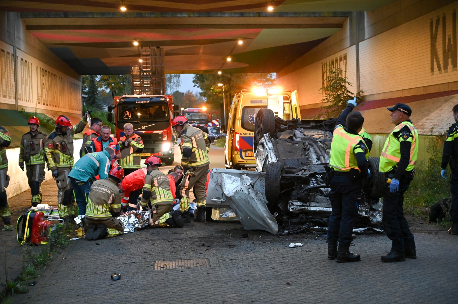 UPDATE: Auto stort van viaduct: twee jongemannen zwaargewond