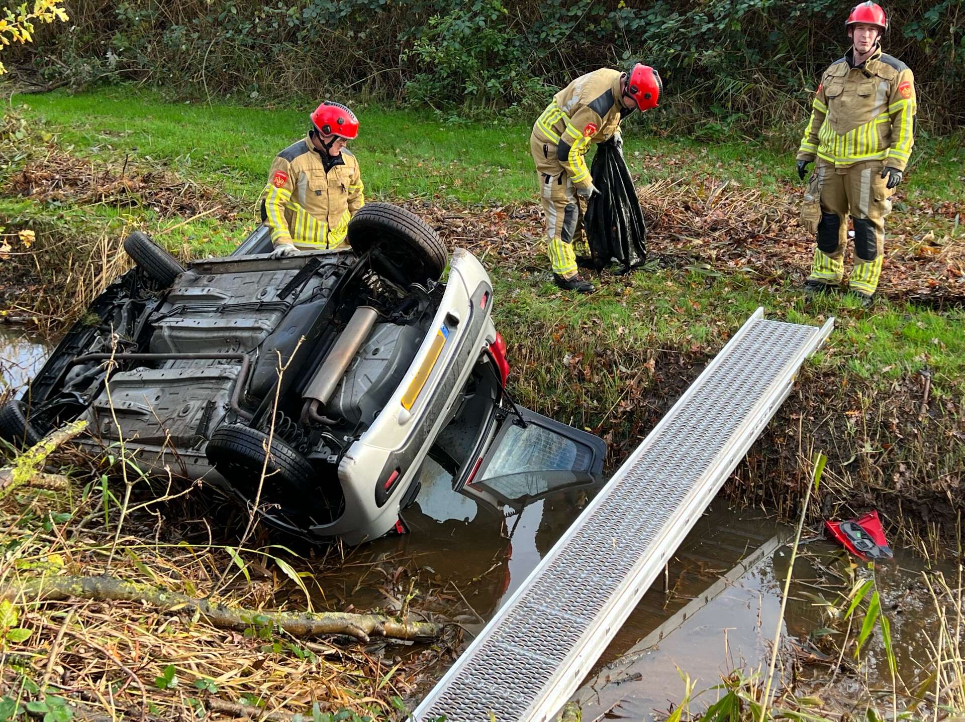 Automobiliste vliegt uit de bocht en belandt op z’n kop in sloot