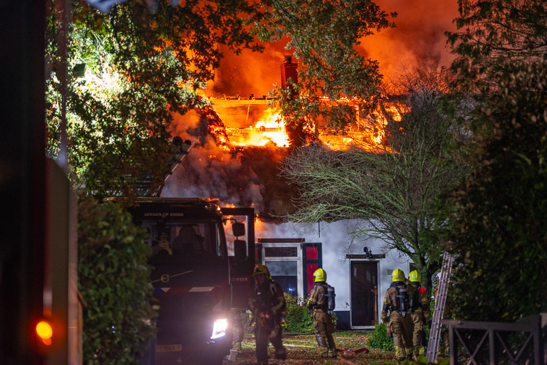 Uitslaande brand in vrijstaande woning met rieten dak