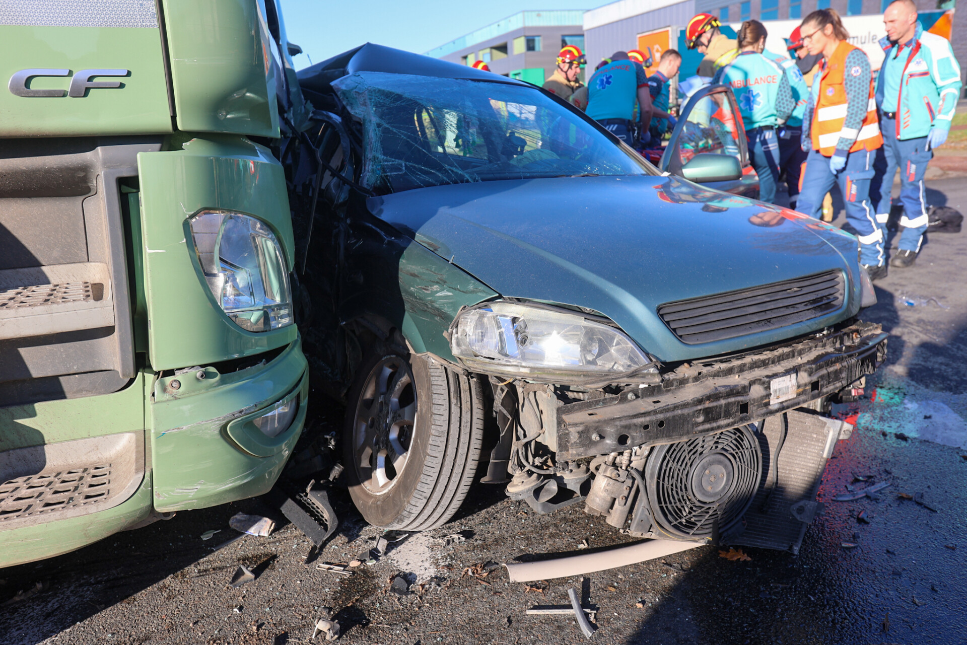 Vrachtwagen botst tegen auto, vrouw ernstig gewond