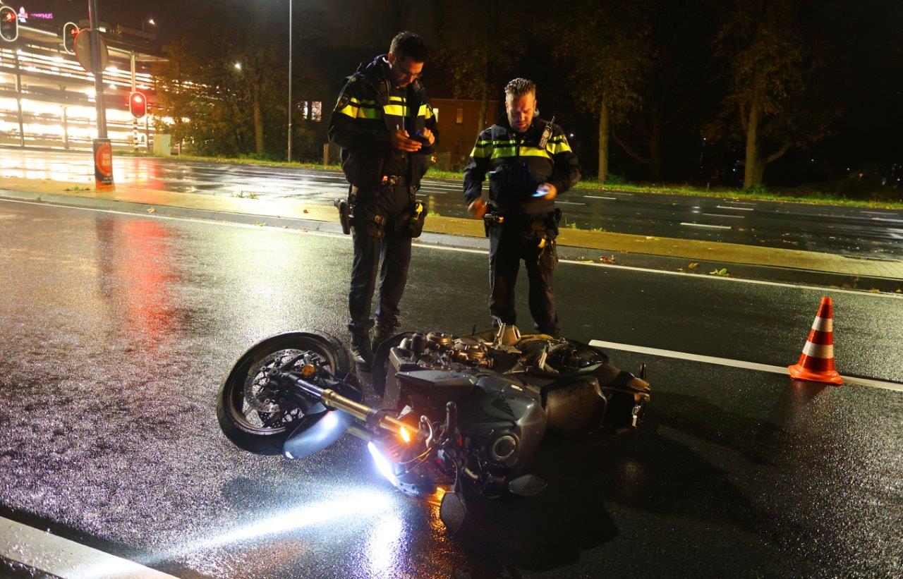 Auto botst achterop motor, motorrijder gewond