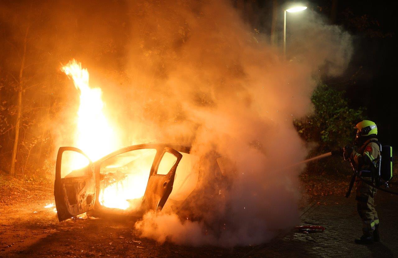 Auto in brand op verlaten bospad, politie onderzoekt brandstichting