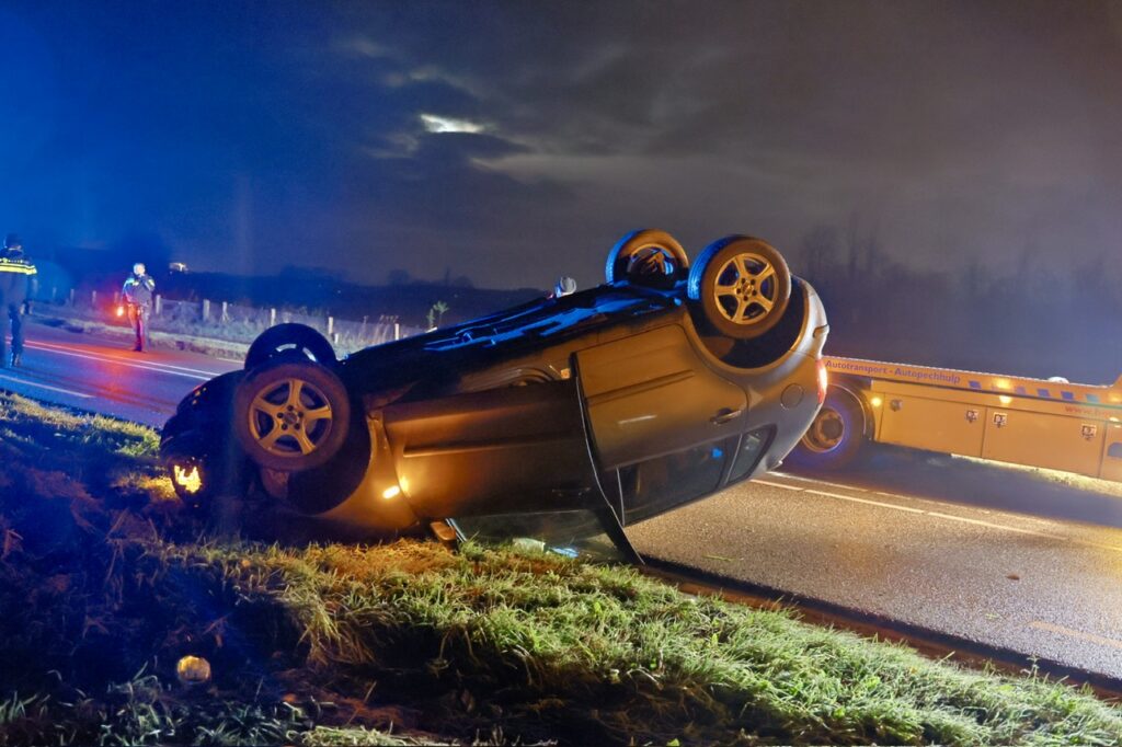 Auto Raakt Van De Weg En Belandt Op Z’n Kop - 112Brabant