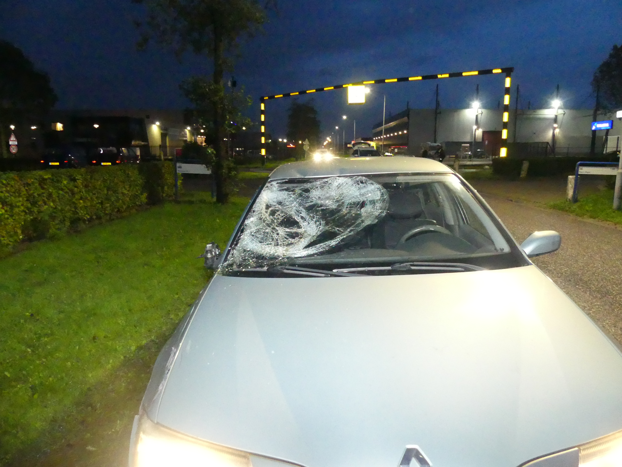 Scooterrijder belandt op voorruit van auto en raakte gewond