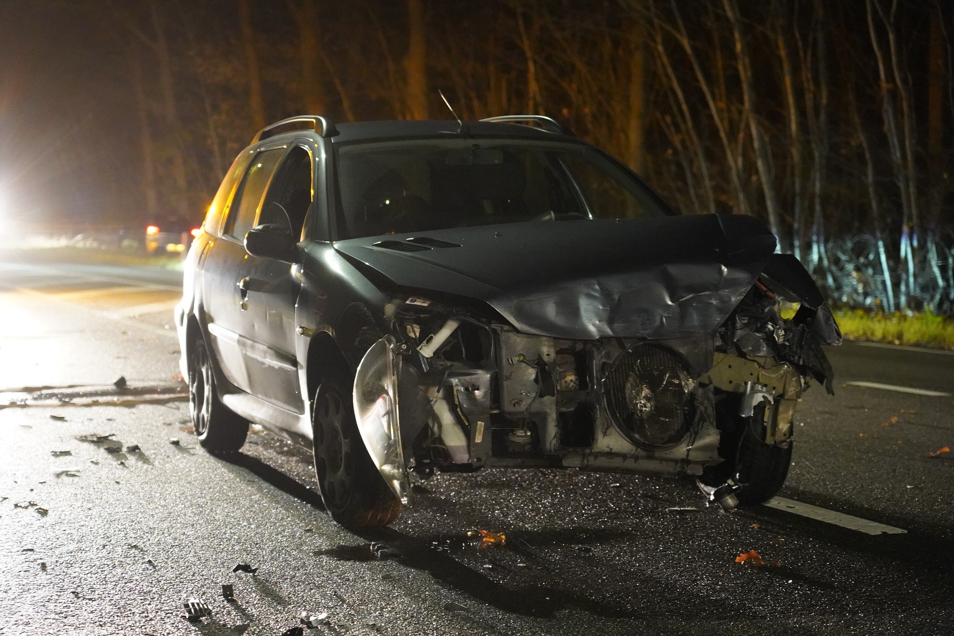 Automobilist raakt verkeersheuvel en botst op tegenligger