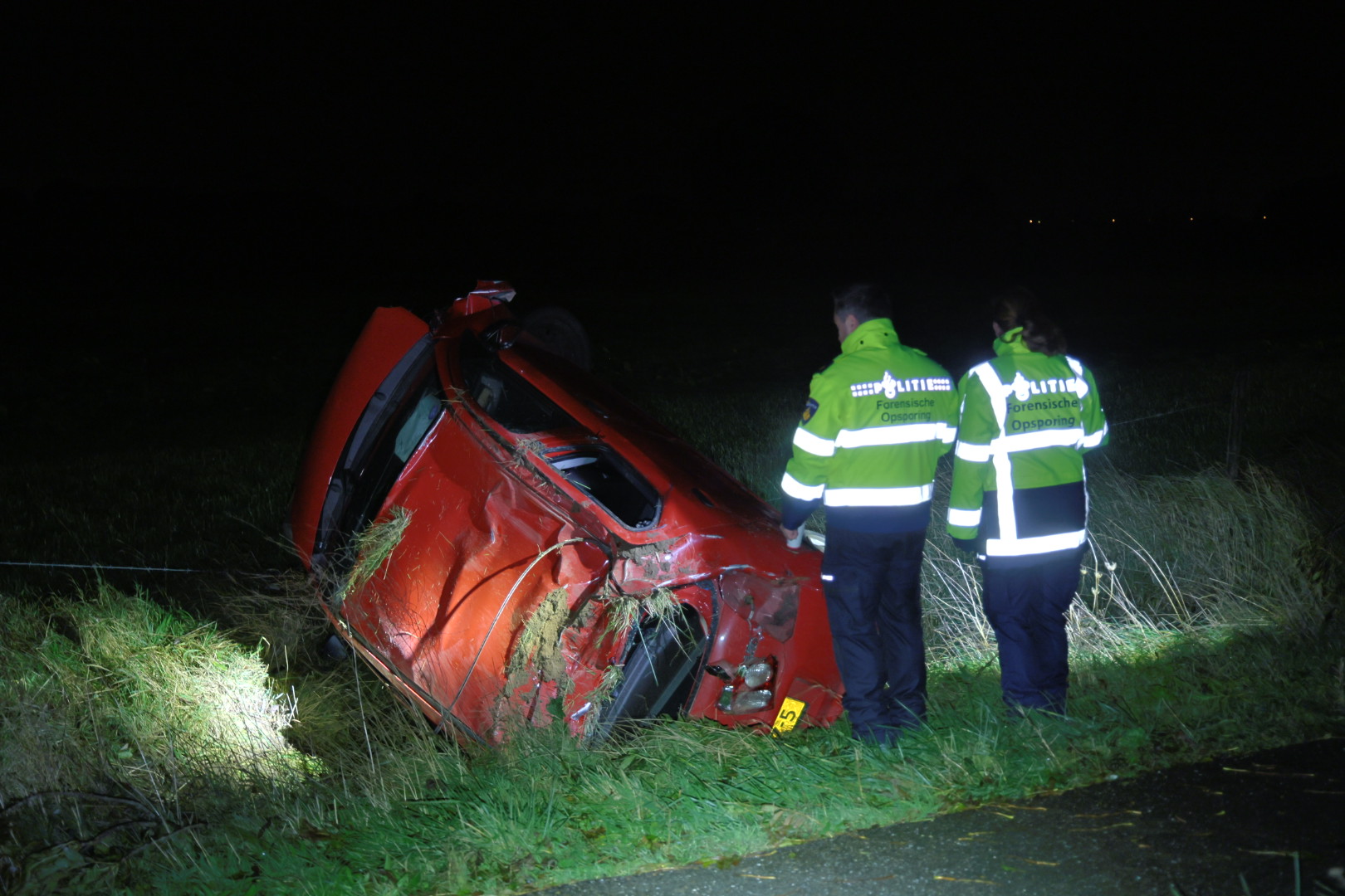 Auto met vier inzittenden belandt in sloot