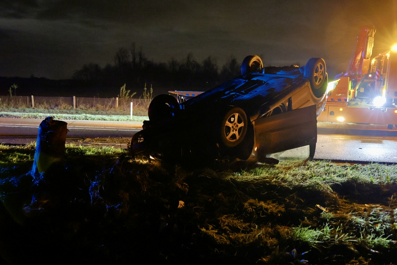 Auto Raakt Van De Weg En Belandt Op Z’n Kop - 112Brabant