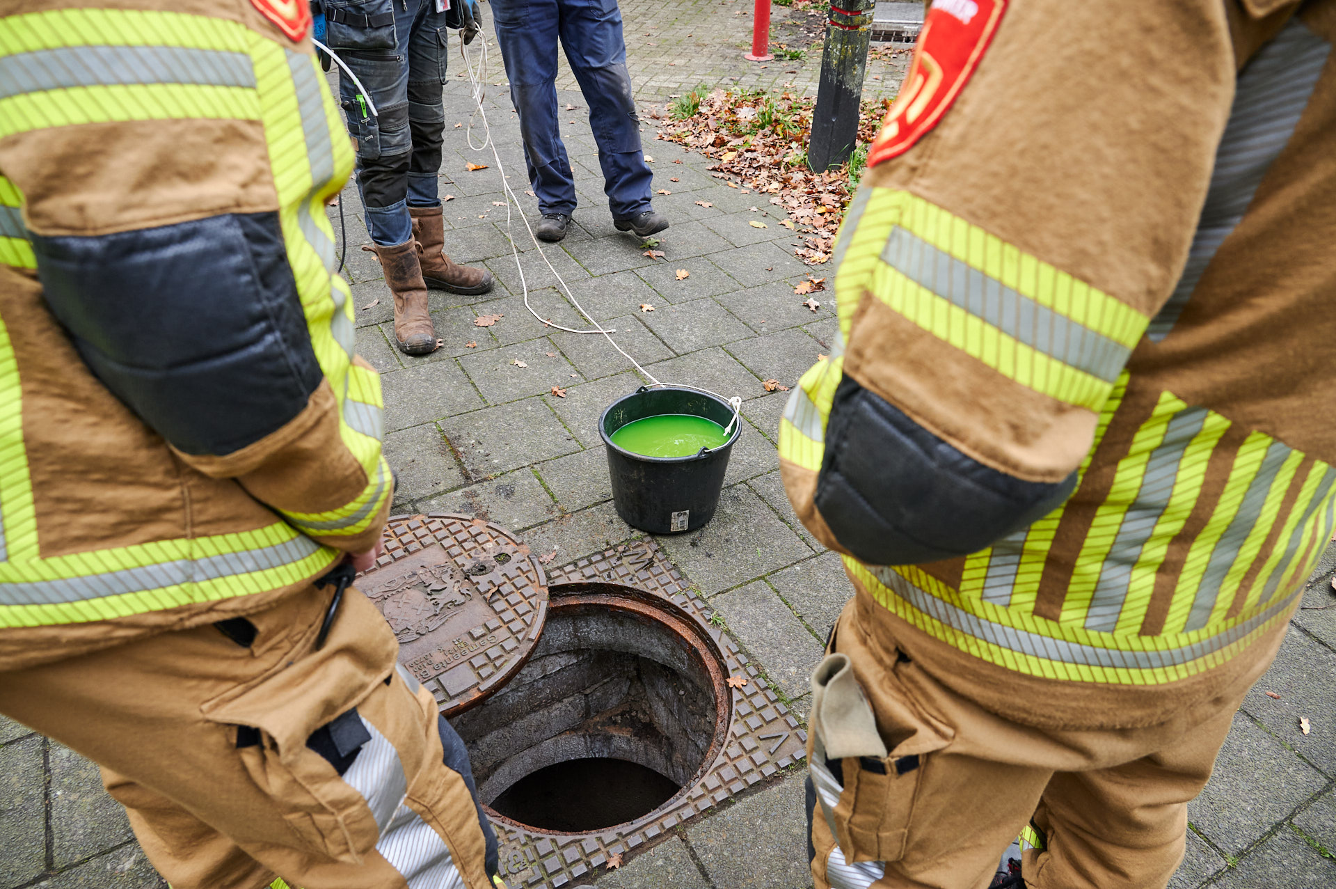 Opmerkelijke groene vloeistof in riool aangetroffen, mogelijk koelvloeistof