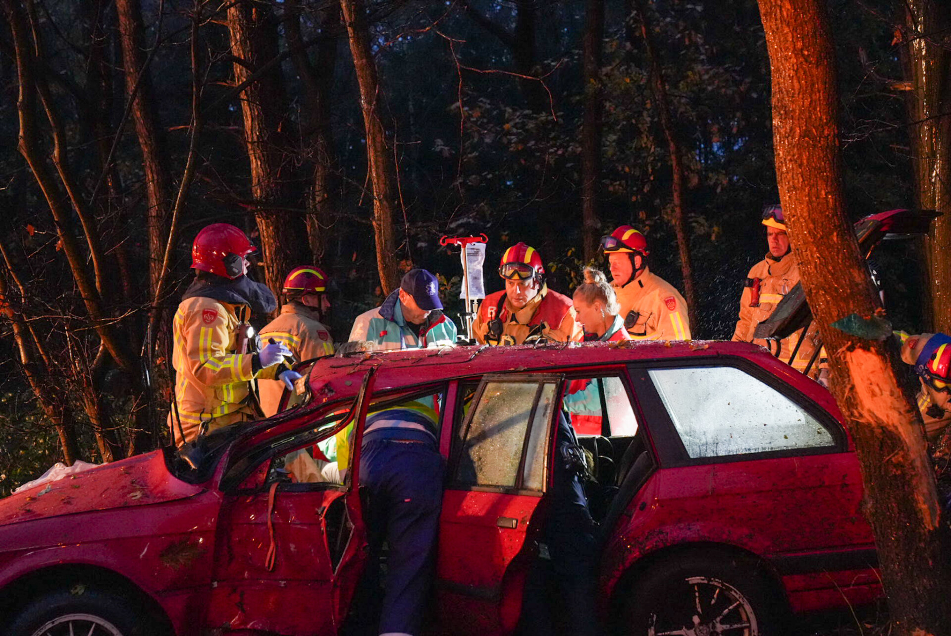 Twee gewonden nadat auto tegen boom botst