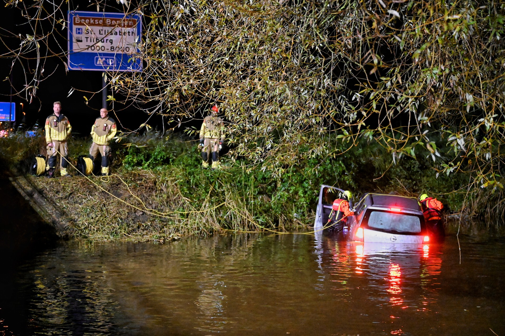 Auto te water na ongeval, duikers zoeken bestuurder