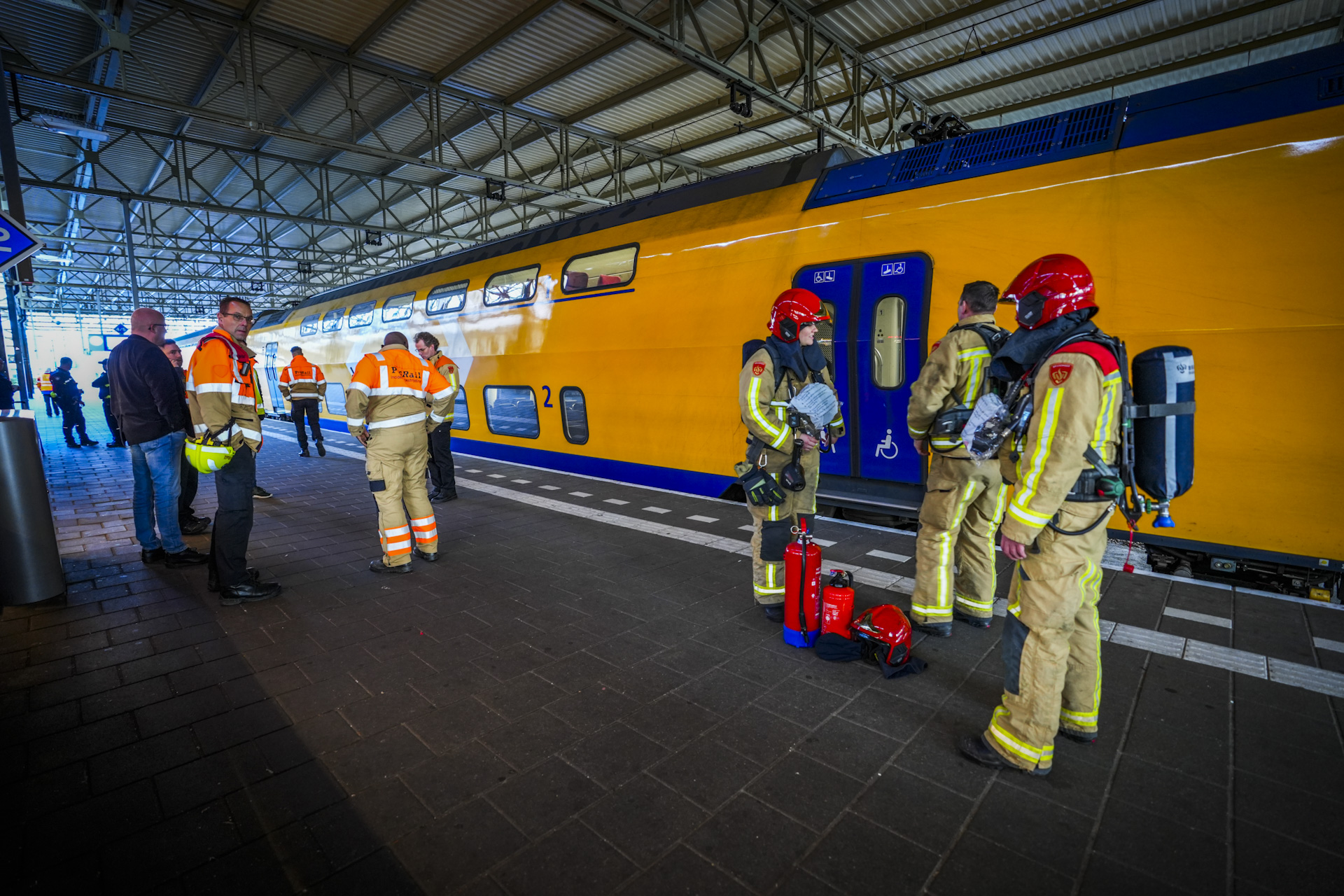Trein ontruimd vanwege brandende vogel op dak