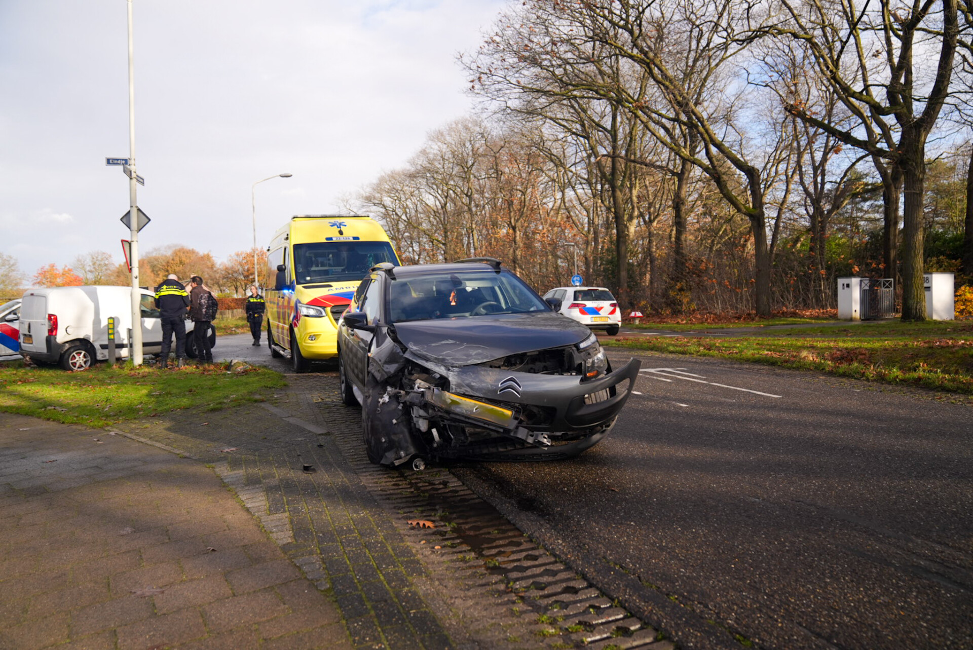 Veel schade na botsing tussen auto en busje
