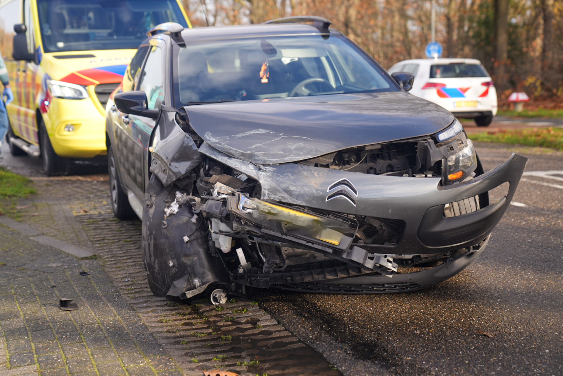 Veel Schade Na Botsing Tussen Auto En Busje - 112Brabant