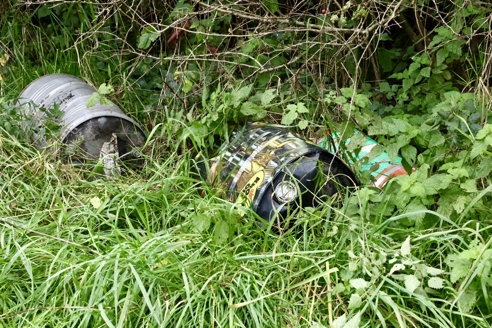 Wandelaar vindt meerdere gedumpte vaten op zandpad