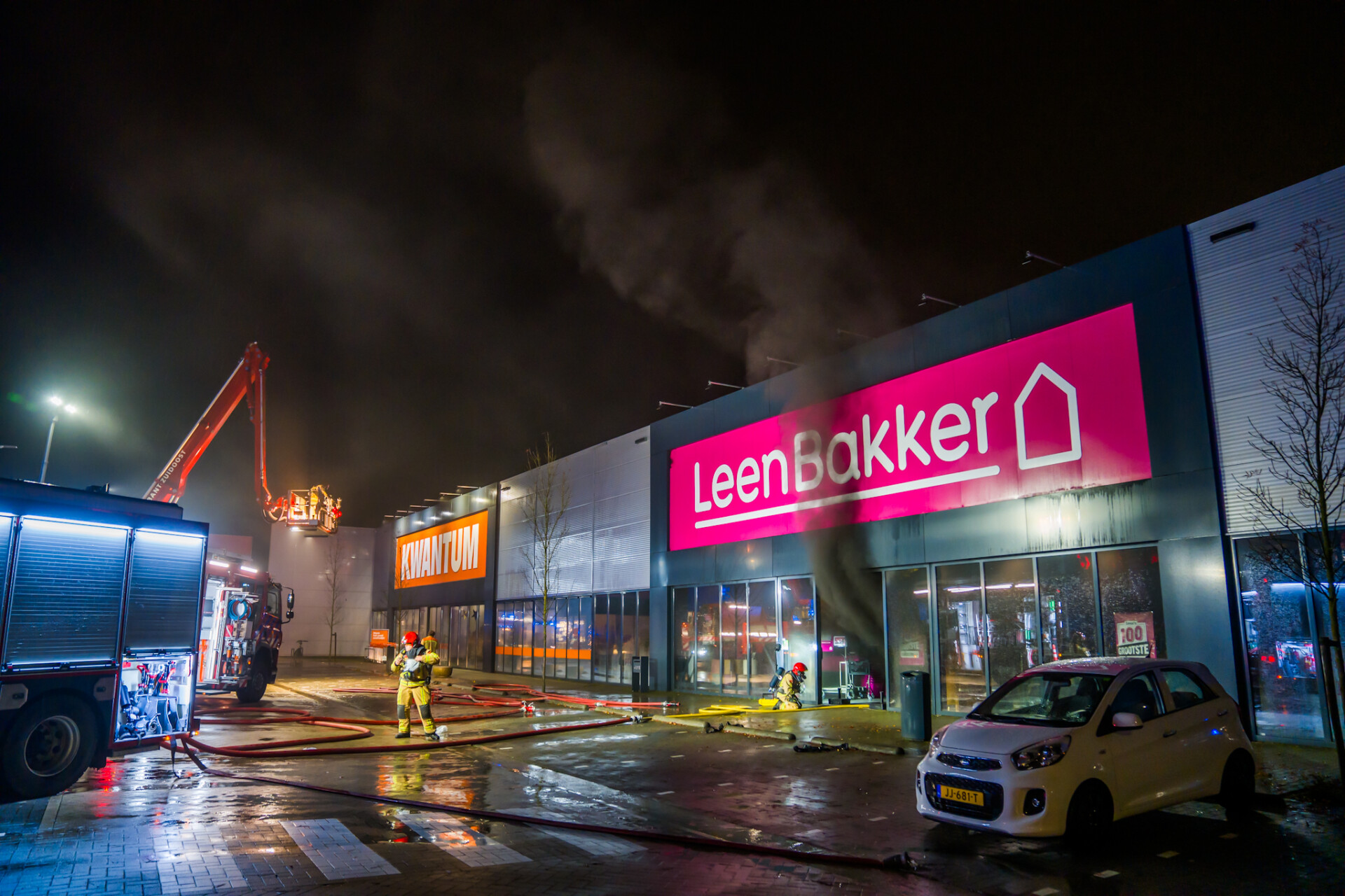 FOTO UPDATE: Grote brand in meubelzaak Leen Bakker
