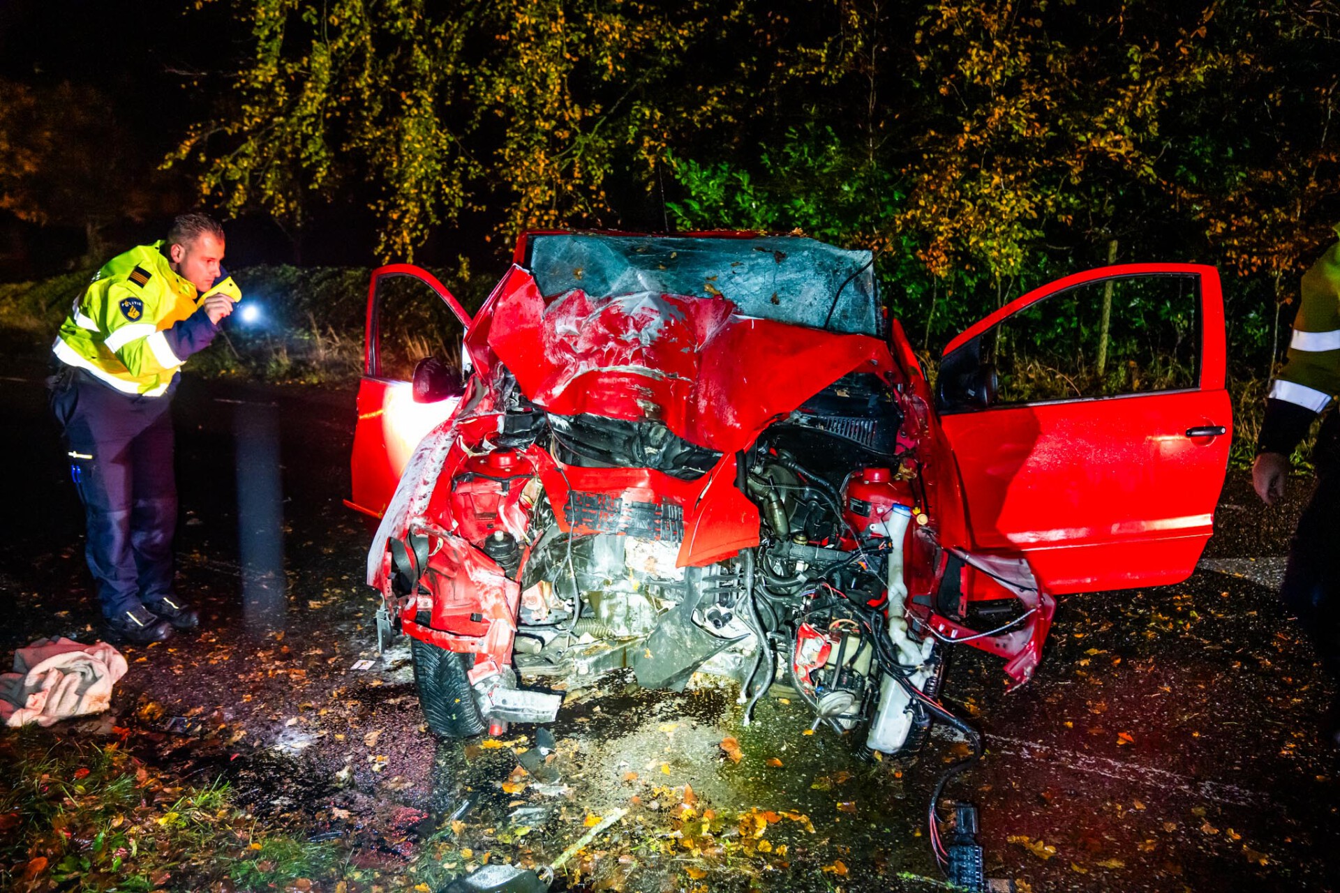 Vrouw in kritieke toestand na uitwijken voor slingerende tegenligger