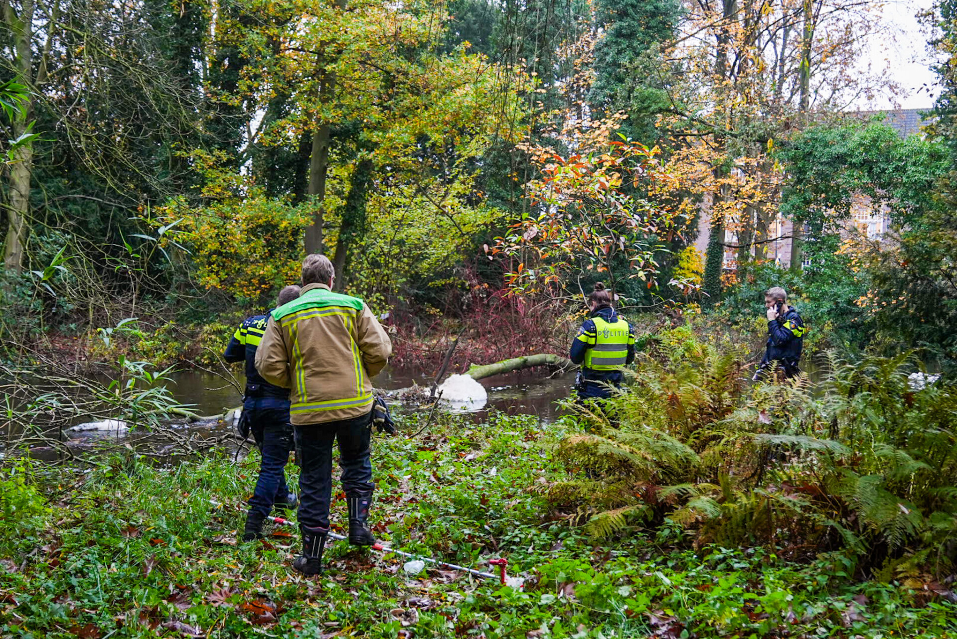 Schuim staat op de rivier door drugsdumping
