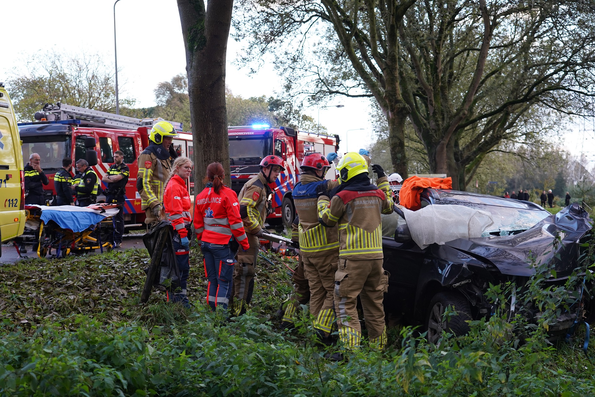 Automobilist ruim een uur bekneld na ernstig ongeluk