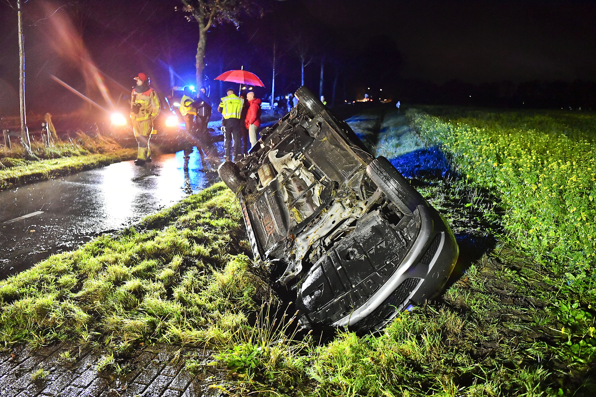 Auto slaat over de kop en komt in sloot terecht