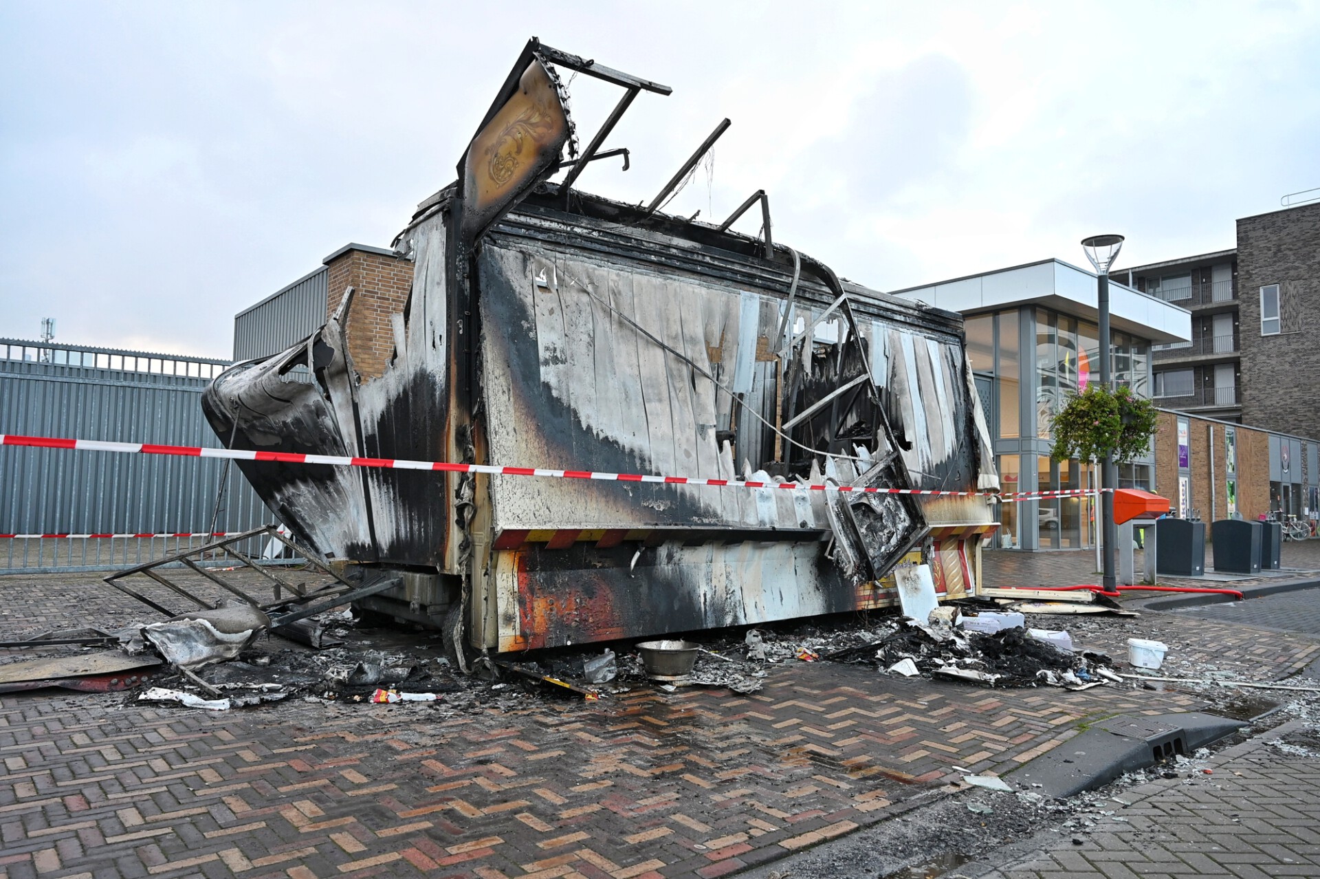 Joffrey’s oliebollenkraam in brand gestoken na een jaar vol bedreigingen