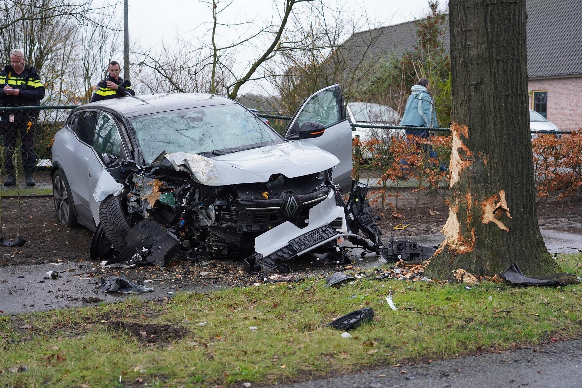 Automobiliste gewond na botsing tegen boom