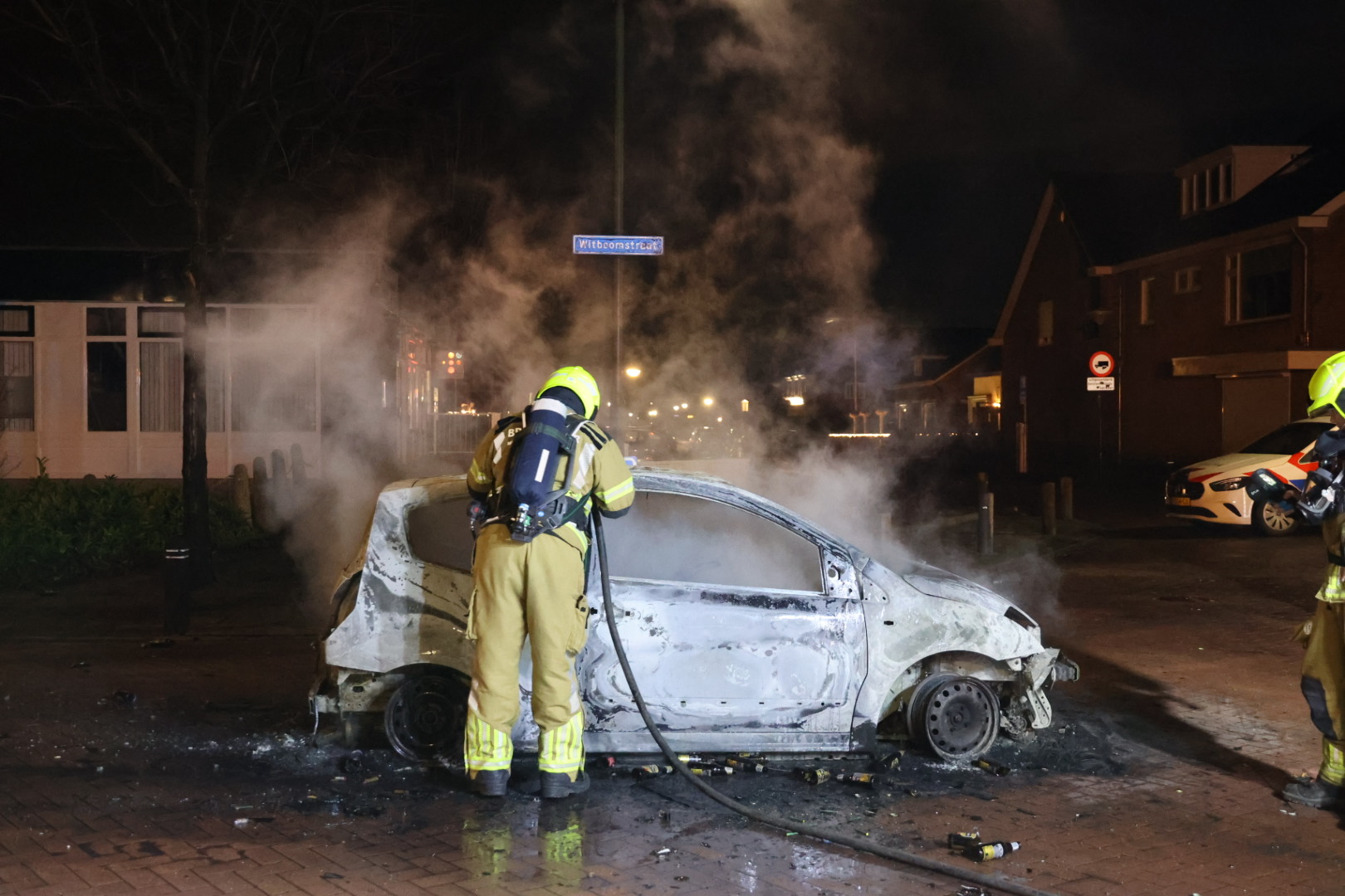 100 jongeren bij autobrand op beruchte kruising in Veen