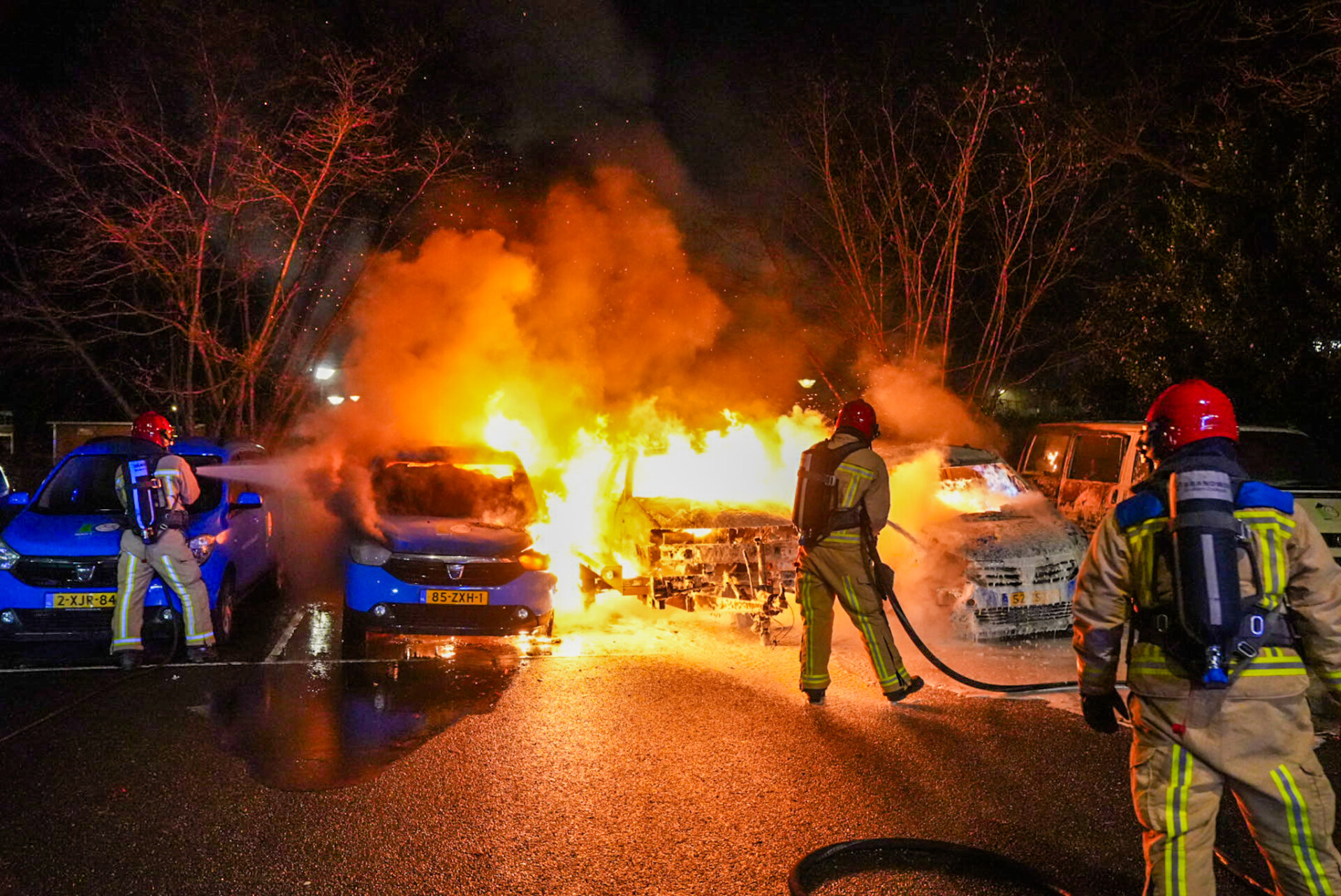Vier geparkeerde auto’s door brand verwoest