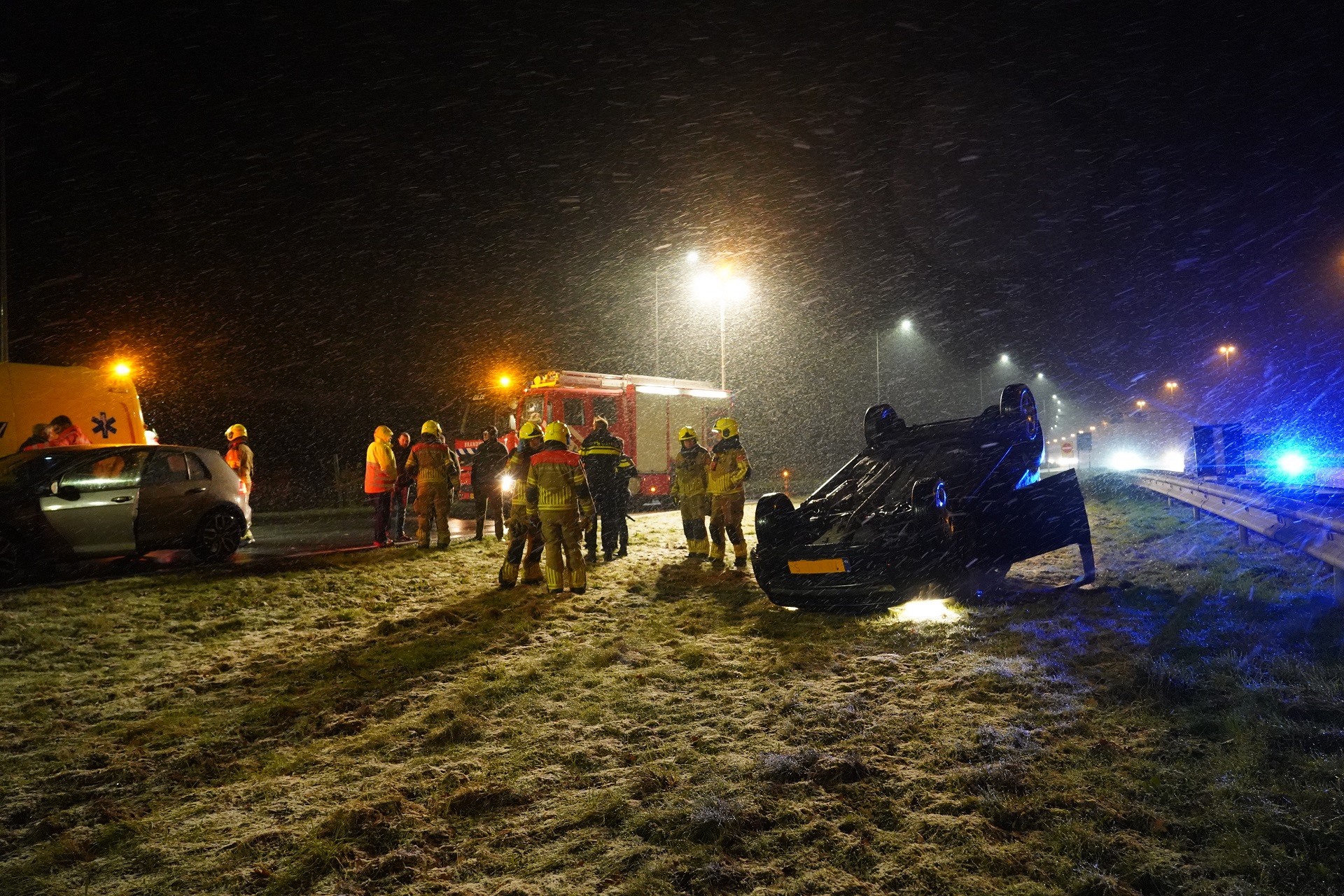 Auto op snelweg over de kop tijdens hevige sneeuwval