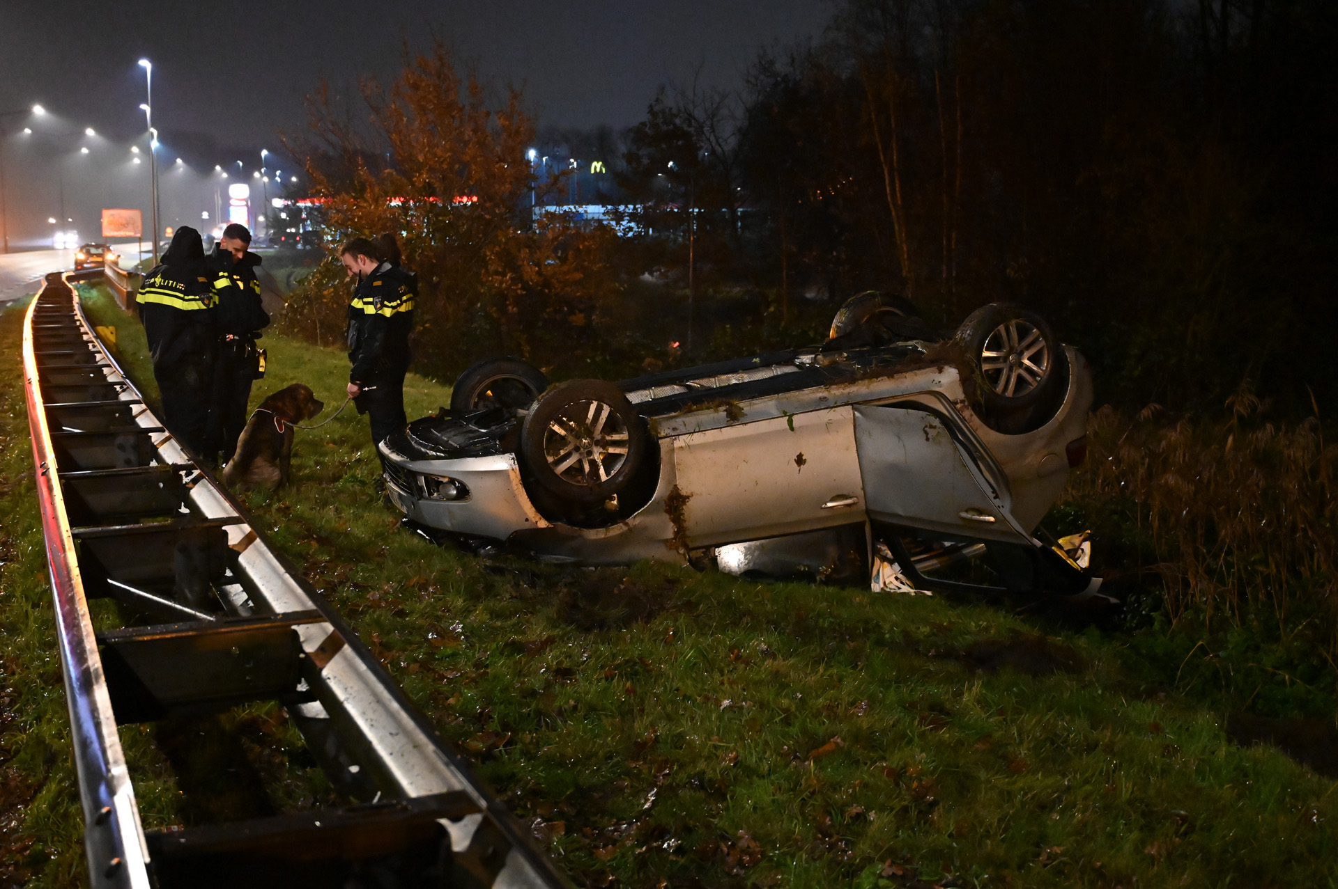 Auto vliegt over de vangrail en belandt op z’n dak