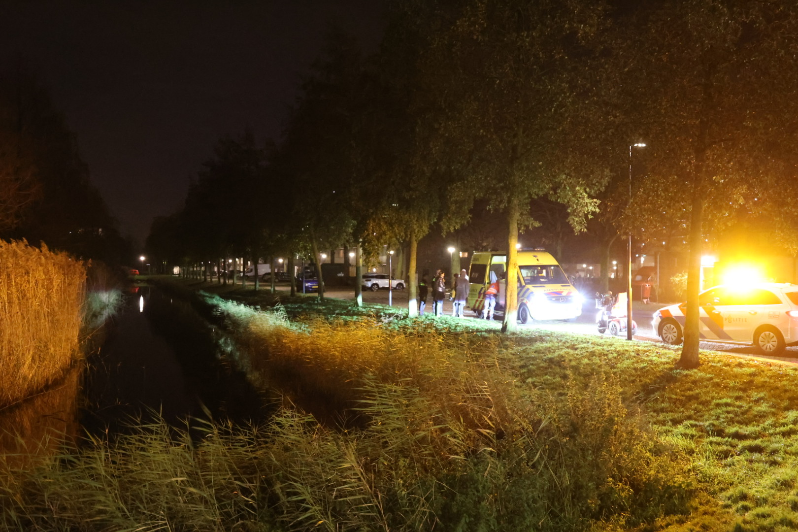 Dronken man door omstander uit het water gered