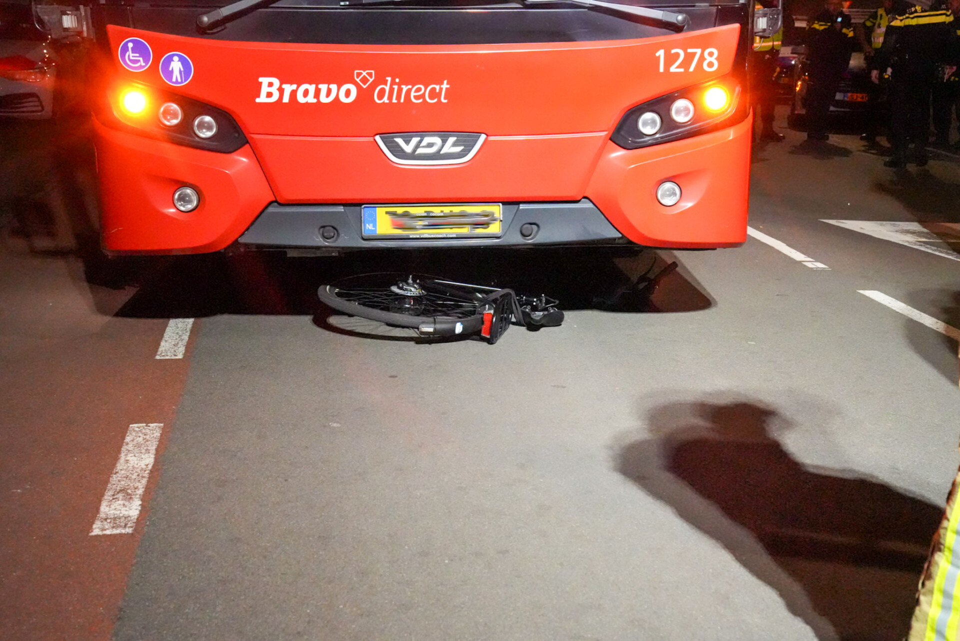 Jonge fietsster belandt onder bus na aanrijding