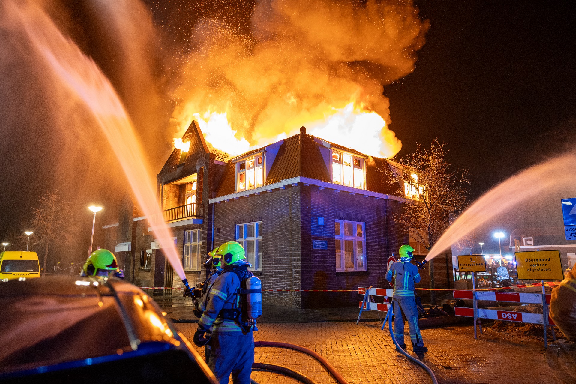 Zeer grote brand in kerkgebouw in woonwijk, 36-jarige man aangehouden