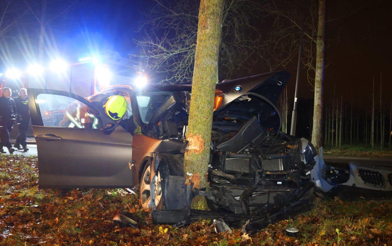 Auto tegen boom, bestuurder onder invloed