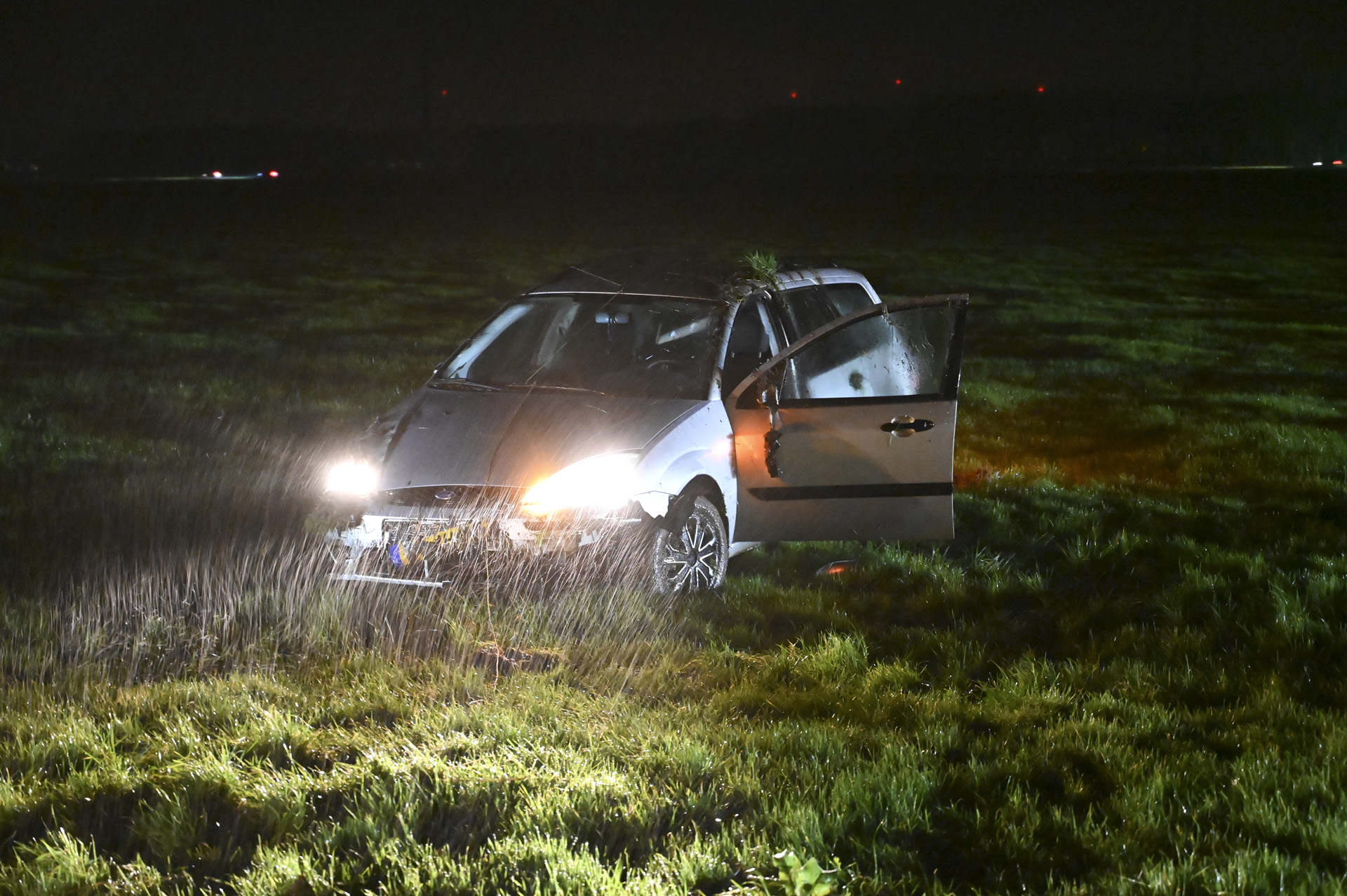 Auto raakt van weg en komt in weiland tot stilstand