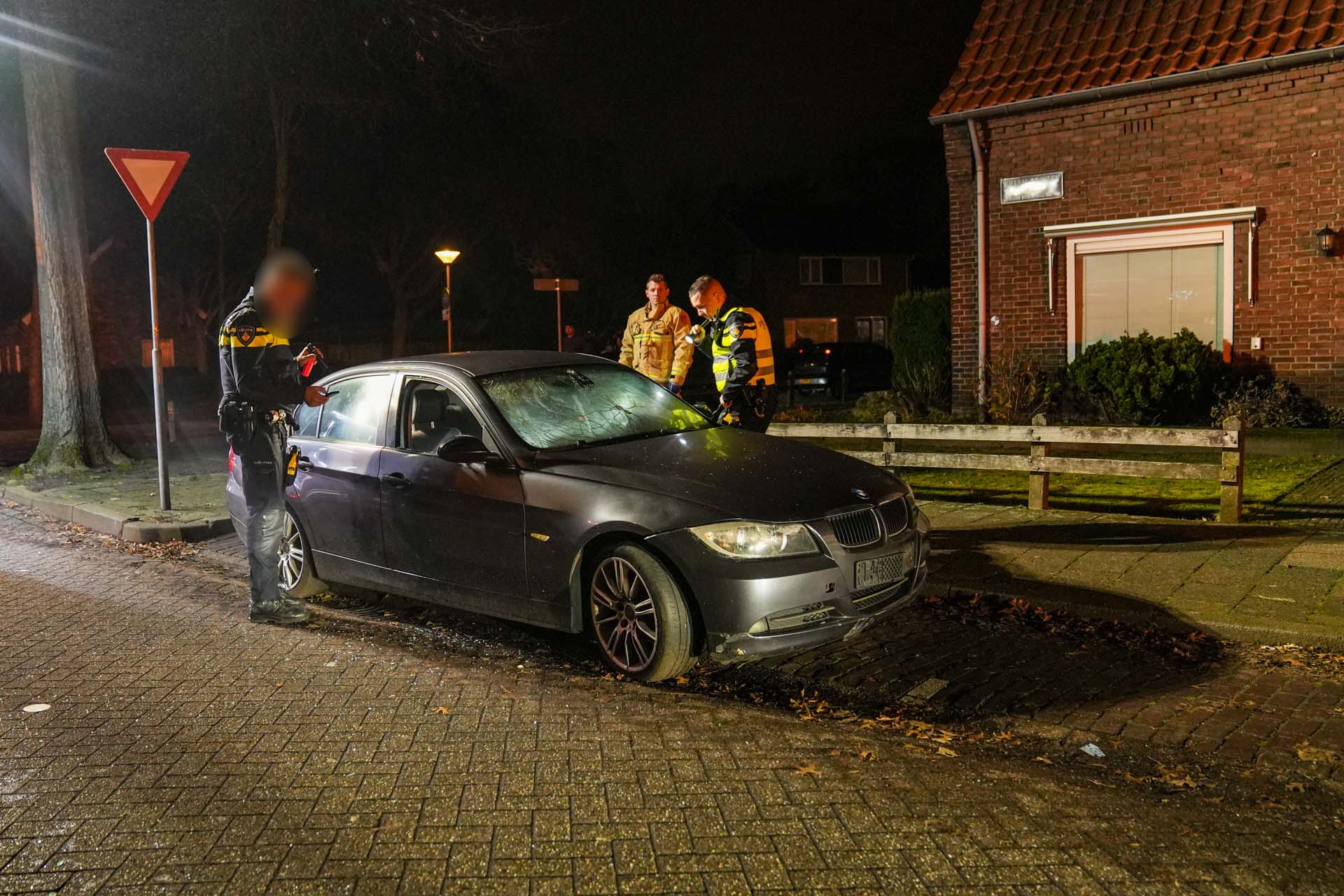 Auto beschadigd door explosie, politie doet onderzoek