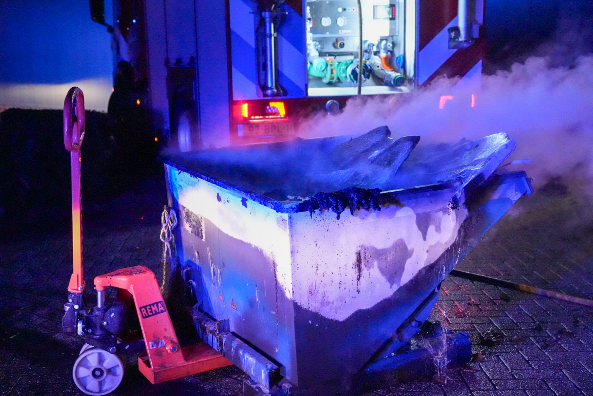 Containerbrand bij bedrijf snel onder controle