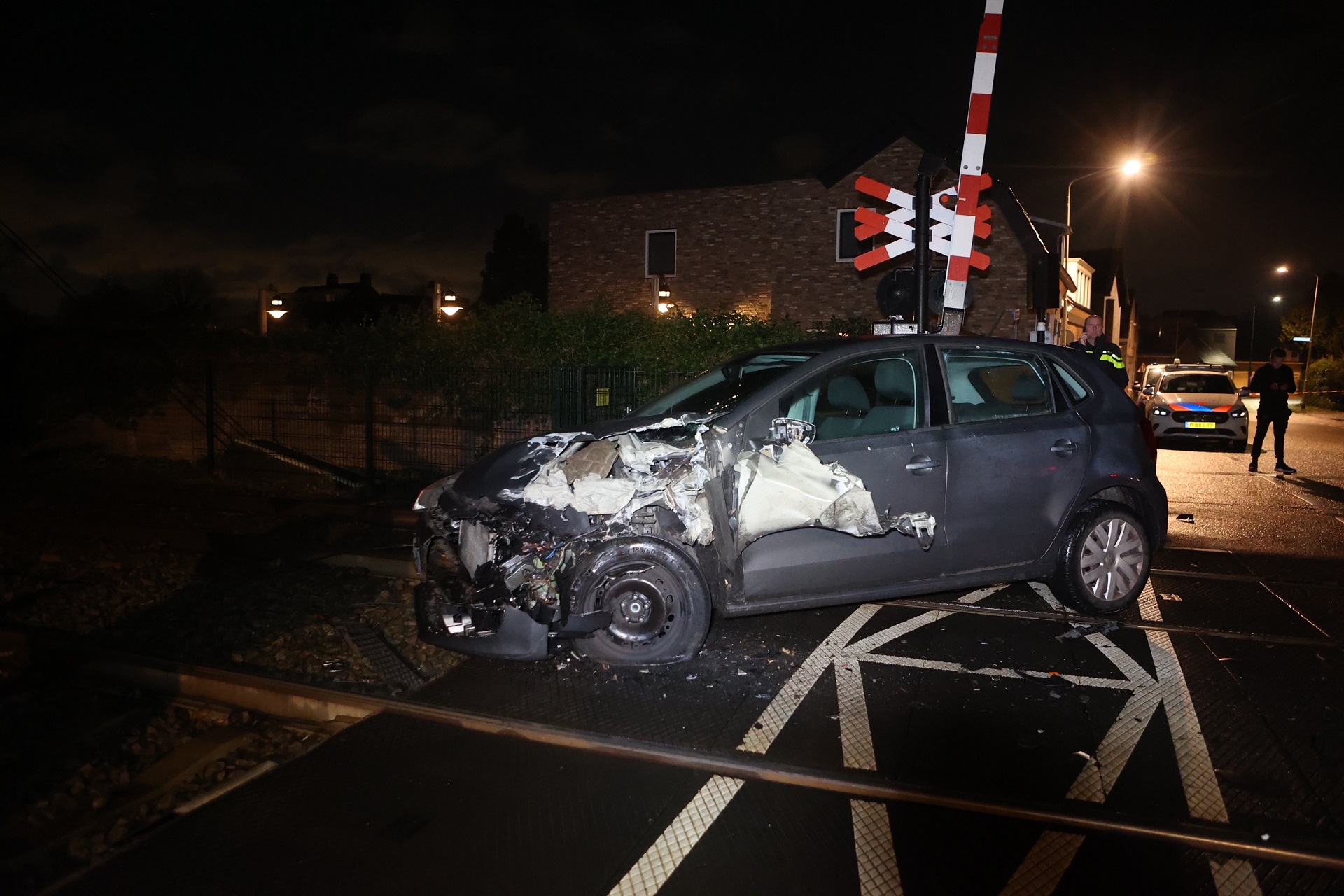 Trein botst tegen auto op spoorwegovergang, vrouw (74) ongedeerd