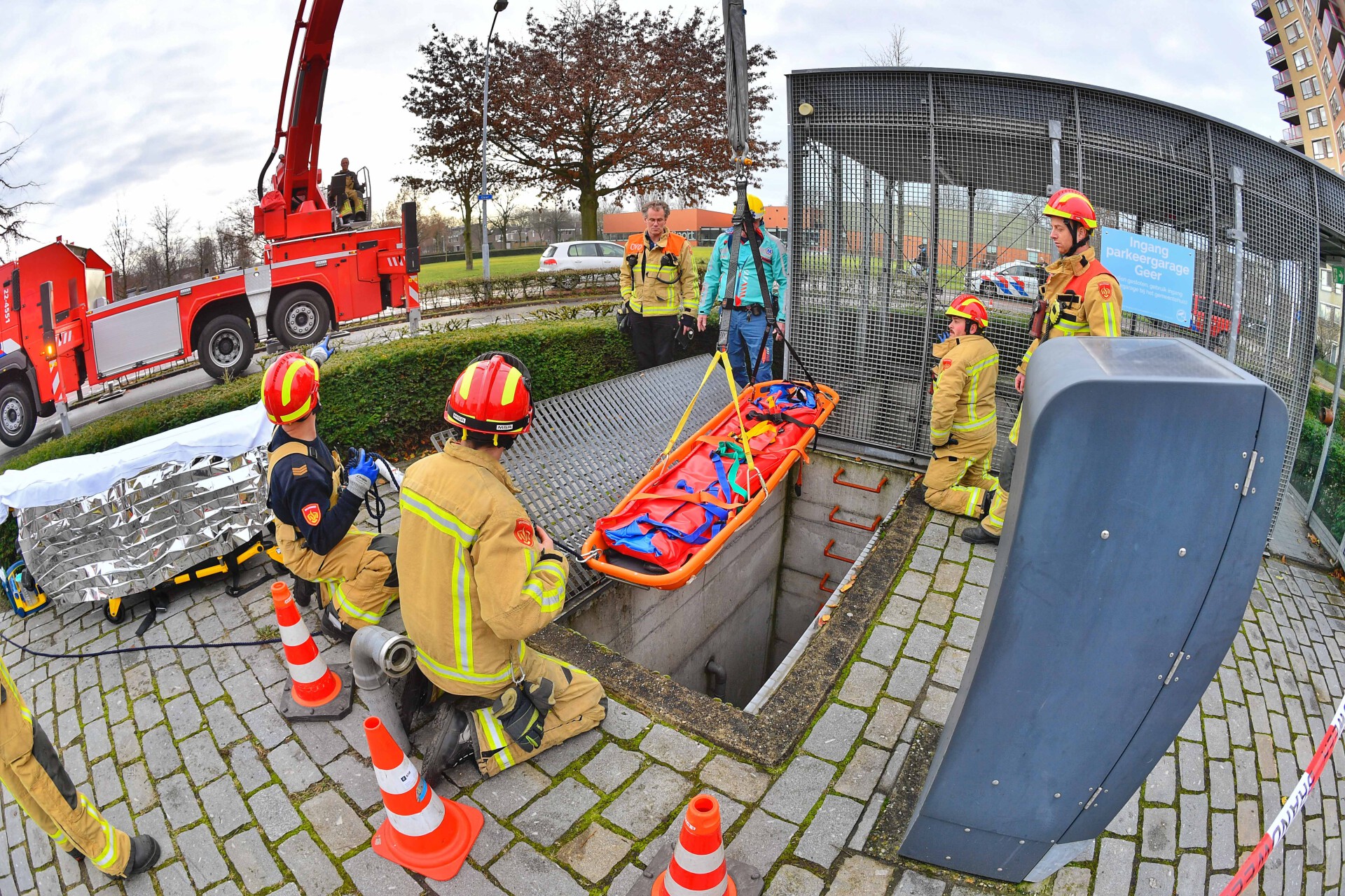 Medewerker valt in put en raakt gewond