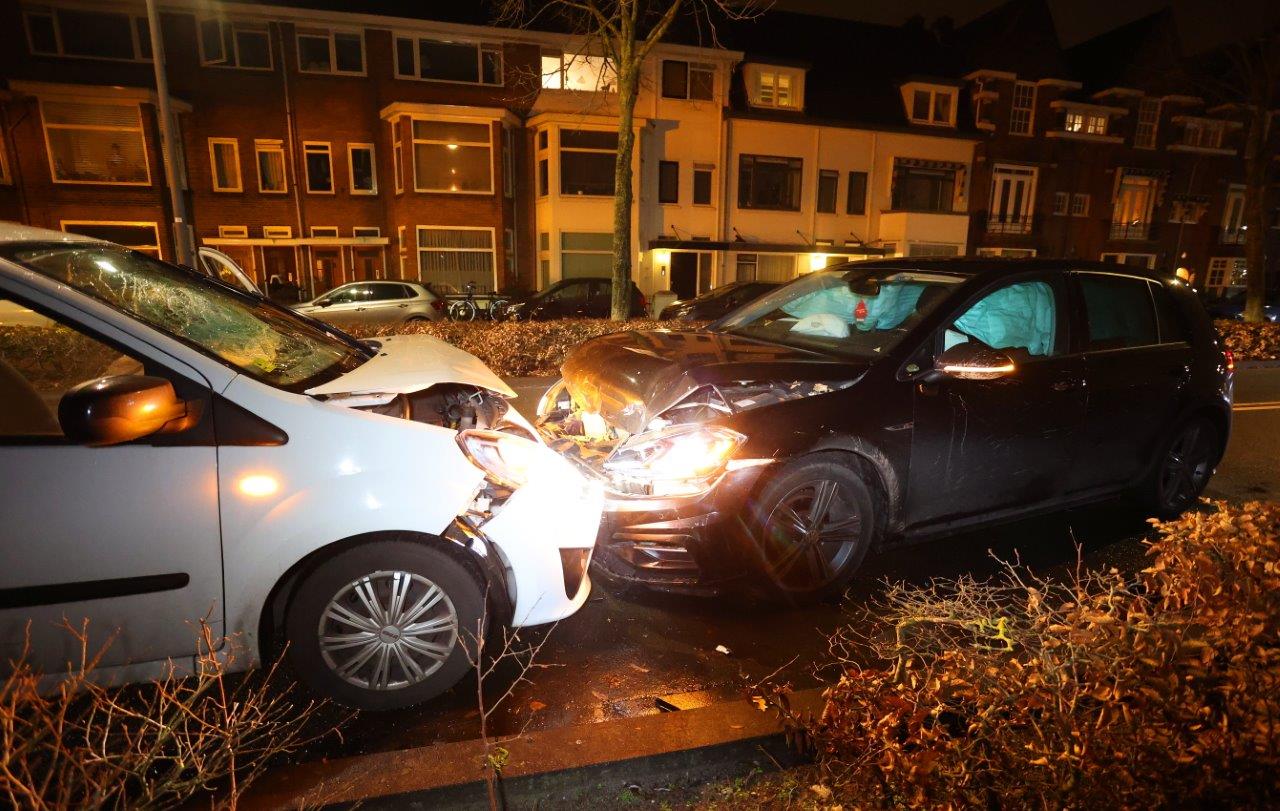 Inzittenden van auto vluchten na frontale aanrijding