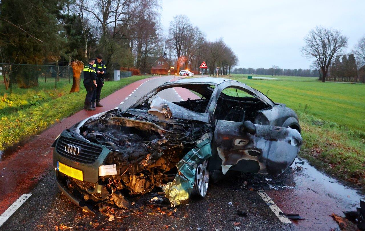 Passanten bevrijden bestuurster uit brandende auto na botsing tegen boom