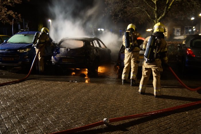 Drie auto’s beschadigd door brand, politie onderzoekt brandstichting